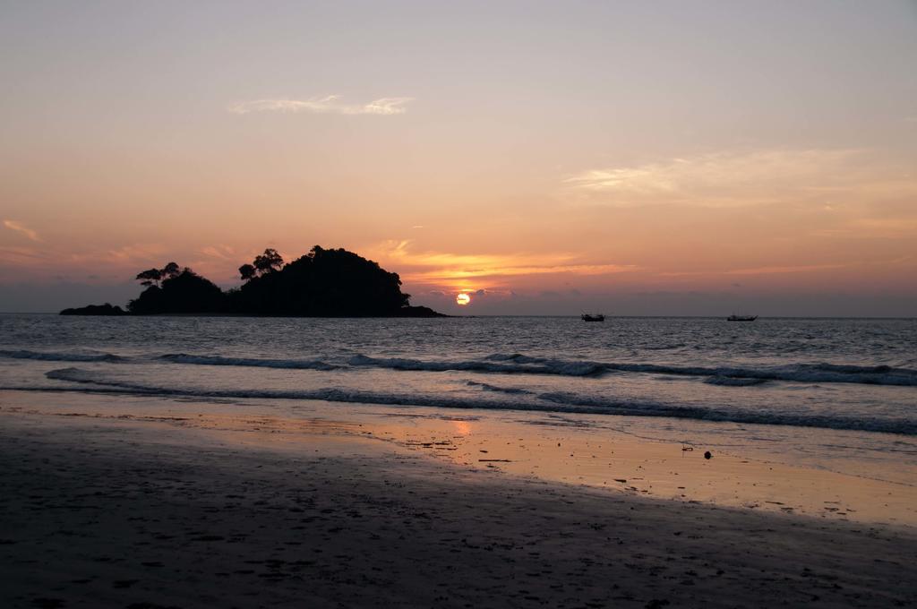 Hotel Tawan Bar And Bungalow Ko Phra Thong Exterior foto