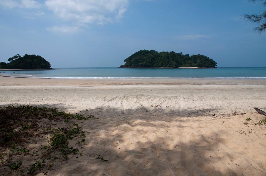 Hotel Tawan Bar And Bungalow Ko Phra Thong Exterior foto