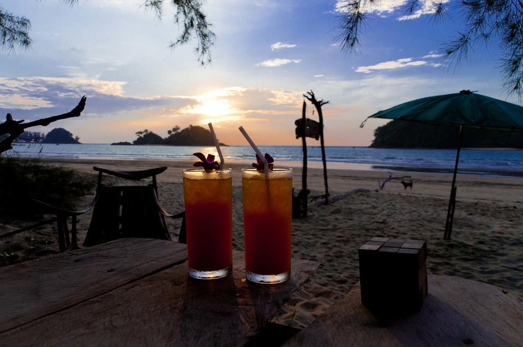 Hotel Tawan Bar And Bungalow Ko Phra Thong Exterior foto