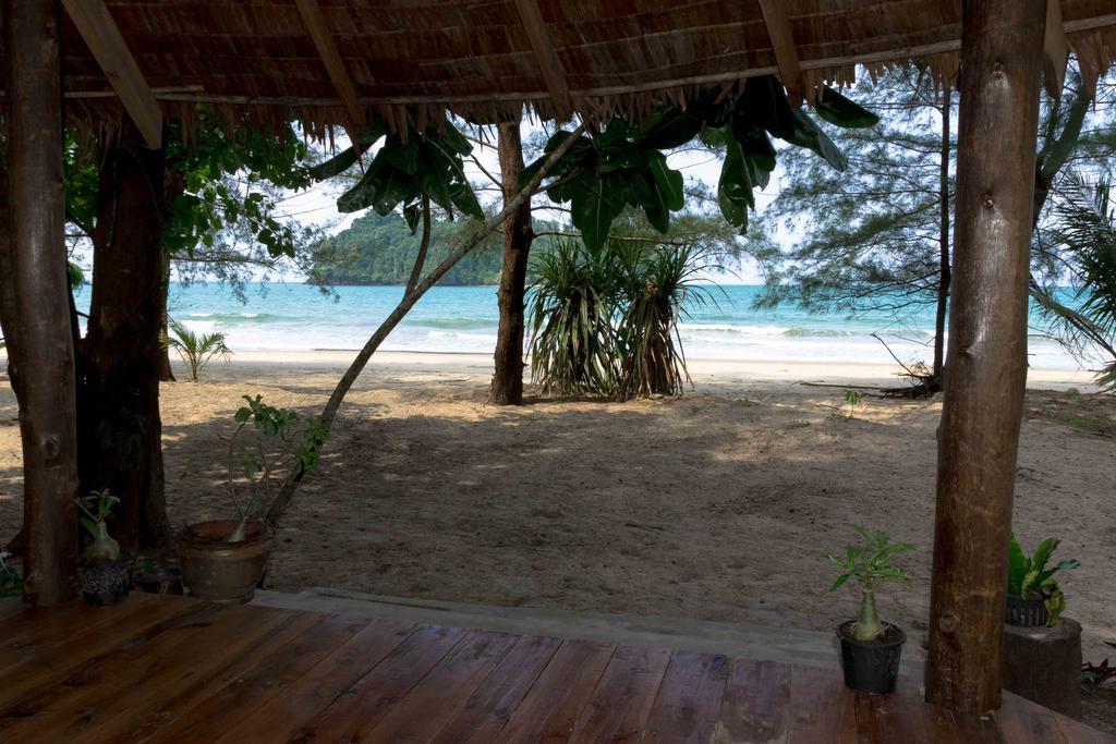 Hotel Tawan Bar And Bungalow Ko Phra Thong Exterior foto
